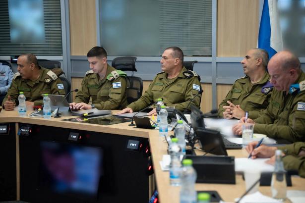 زامير خلال الاجتماع-تصوير الجيش