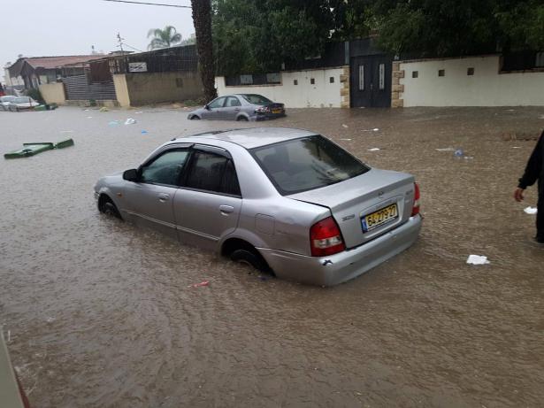 مياه الامطار تغرق شوراع قلنسوة والسكان يتنقلون بالقوارب والبلدية تعلن الطوارئ