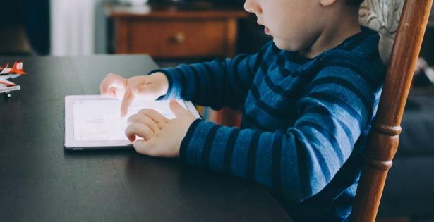 شاشات الهواتف الذكية تؤخر التعبير اللفظي لأطفال
