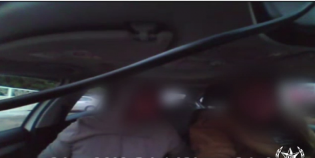 شاهد: مشتبه من كفرقاسم يبتز سائق سيارة اجرة ويضربه