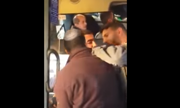 شاهد: راكب يتهجم على سائق حافلة عربي في القدس
