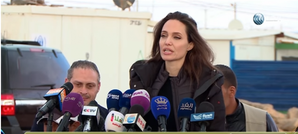 انجلينا جولي تزور مخيم لاجئين سوريين