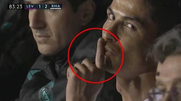 كريستيانو رونالدو غاضب من المصور بعد استبداله في مباراة ريال مدريد وليفانتي