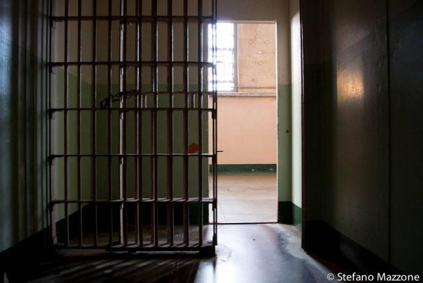 اقالة ثلاث سجانات اقمن علاقات جنسية مع سجناء في سجني نيتسان وحرمون