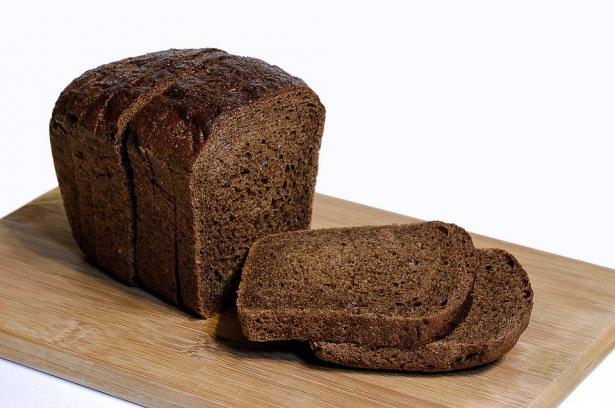 حقيقة العلاقة بين تناول الخبز الأسمر وخسارة الوزن؟
