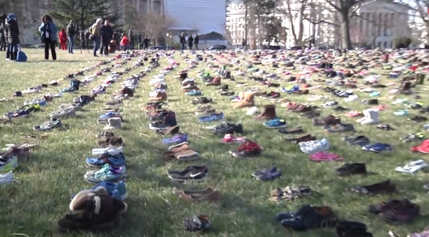 احتجاج بـ7 آلاف حذاء أمام الكونغرس الأمريكي