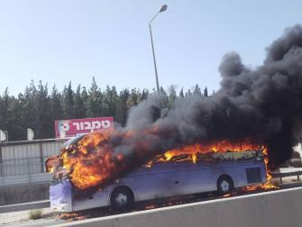 شاهد: حريق يلتهم حافلة على شارع وادي عارة