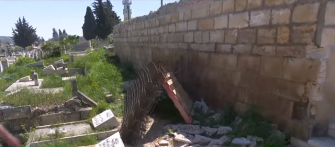 مصطفى ابو زهرة يروي للشمس كيف اقتحم عناصر الشرطة الاسرائيلية مقبرة المجاهدين في القدس وحطموا شواهد القبور