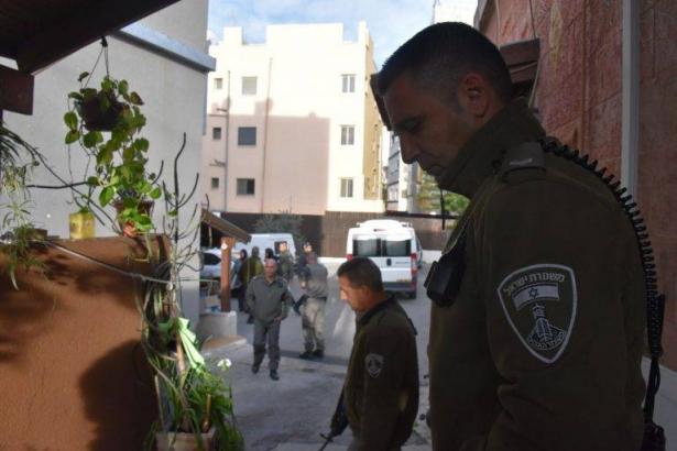الناصرة: مداهمة محطة مخدرات في الناصرة واعتقال مشتبهين