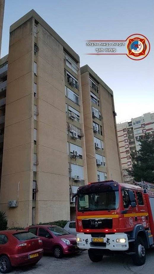 إصابتان جراء استنشاق دخان حريق شب في شقة سكنية في حيفا