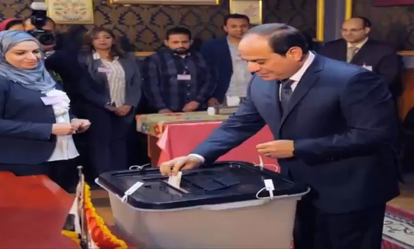 بدء انتخابات الرئاسة المصرية والسيسي يدلي بصوته
