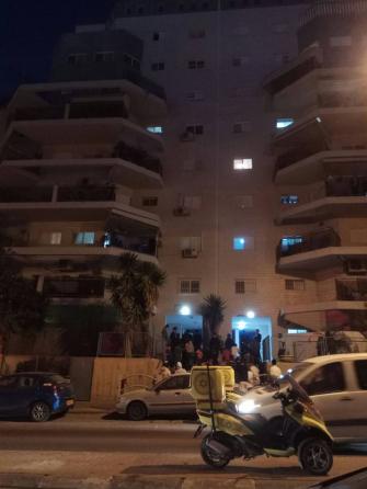 بئر السبع:  اصابة 4 اشخاص بجراح خطيرة بعد حريق في الطابق الثامن