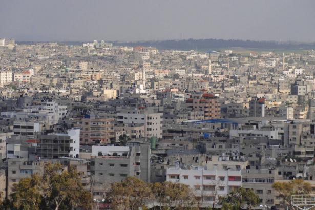 قصف موقع لحماس وشبان يعبرون حدود غزة ويحرقون آلية اسرائيلية