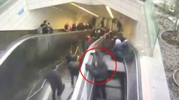 لقطات مرعبة في مترو إسطنبول.. سلم متحرك يبتلع رجلا