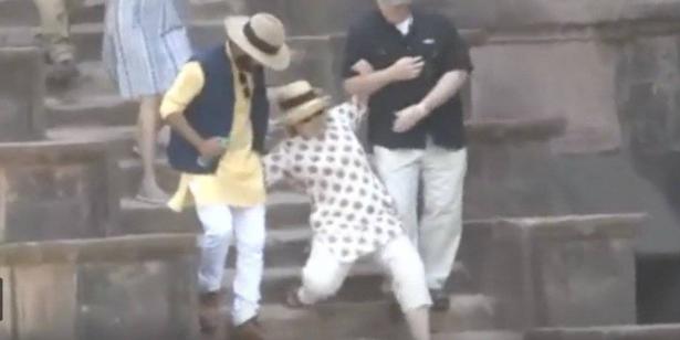 هيلاري كلينتون تمشي حافية بعد تعرضها لموقف محرج في الهند.. فيديو