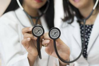بحسب معطيات "طاوب": مهنة الطب "باتت مهنة نسوية أكثر وعربية أكثر"