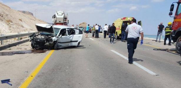 حادث طرق قرب البحر الميت يسفر عن اصابة 8 اشخاص جراح ثلاثة خطيرة (فيديو)