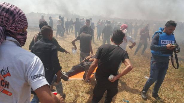 قطاع غزة: شهيد وعشرات الجرحى في مسيرات العودة والجيش الاسرائيلي يستخدم الطائرات لاطفاء آلاف الاطارات المشتعلة