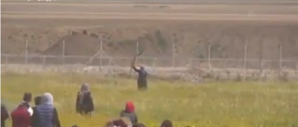هكذا اطلق الجيش الاسرائيلي النار على سيدة تحمل العلم الفلسطيني
