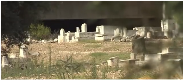 العشرات يحاولون التصدي لعدم نبش مقبرة القسام