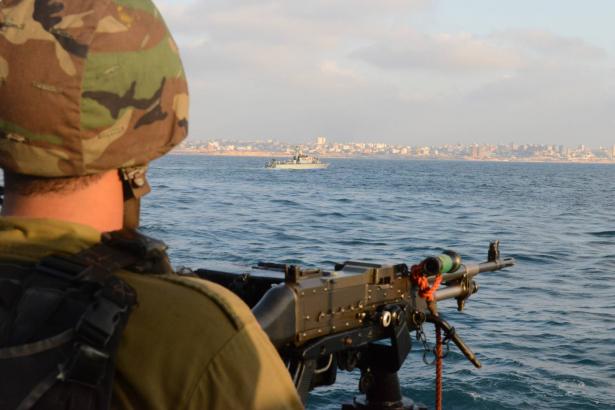 غزة: اصابة خطرة لصياد بعد اطلاق النار صوب صيادين من قبل زوارق اسرائيلية