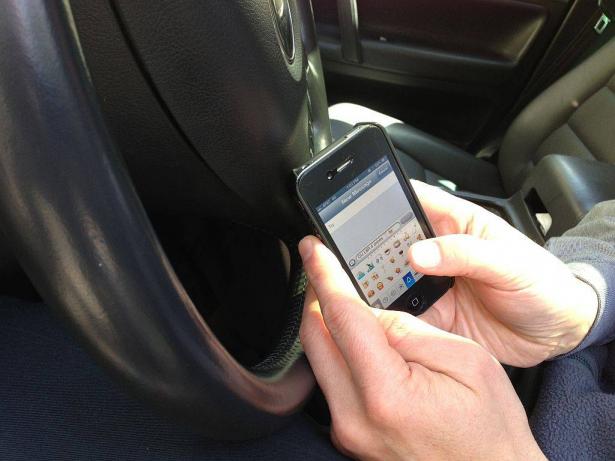 احذر استخدام الهاتف اثناء القيادة: توصيات برفع الغرامة الى 4500 شيكل وسحب رخصة القيادة لـ 30 يومًا