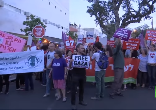 ناشطون عرب ويهود في تل ابيب يطالبون بوقف العنف في غزة