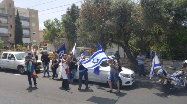 15 شخصًا يتظاهرون امام منزل النائب عودة بعد المشادة الكلامية مع شرطي