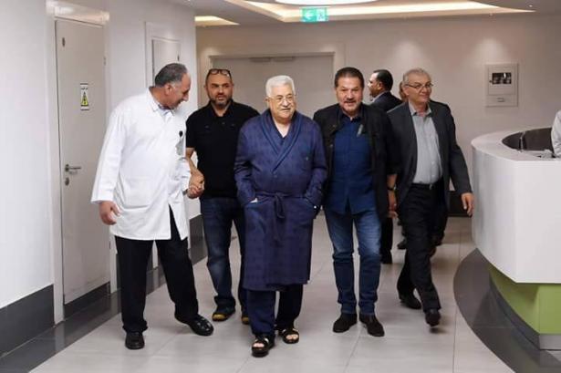 شاهد: الرئيس عباس يتجول مع مرافقيه داخل المستشفى