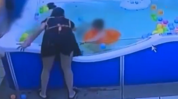 بالفيديو... طفل يكاد يفقد حياته ويغرق لمدة 46 ثانية تحت الماء
