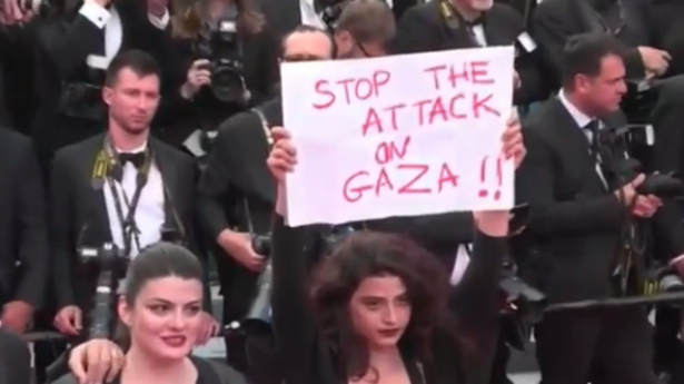 ممثلة لبنانية ترفع لافتة أوقفوا العدوان على غزة في مهرجان 