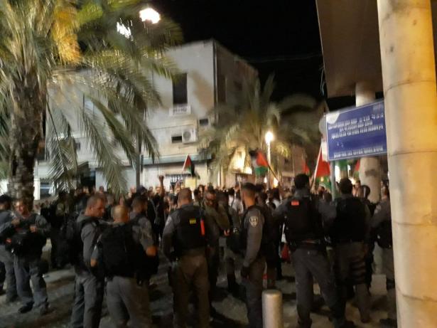 جمعيات اهلية: 21 متظاهرًا في حيفا اعتقلوا، وتعرّض غالبيتهم  للضرب المبرح في محطة الشرطة وأيديهم مكبلة