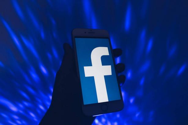 فيسبوك تختبر الاشتراك المدفوع في المجموعات