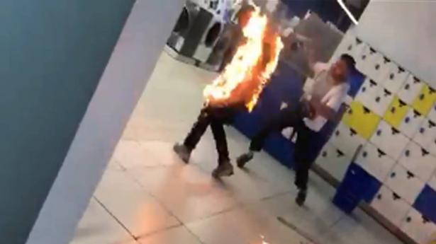 مغربي يحرق نفسه في سوق تجاري لاتهامه بالسرقة (فيديو)