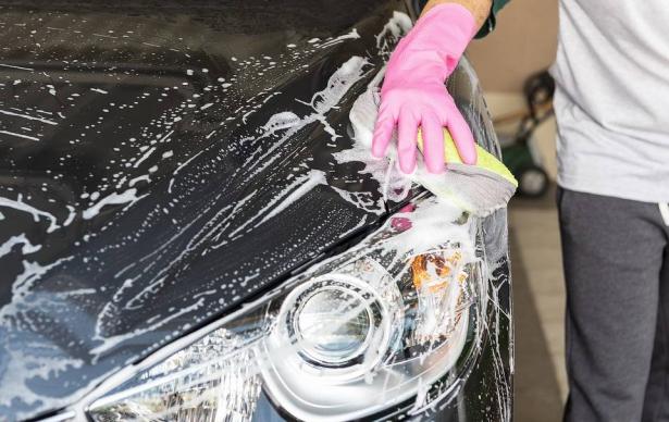 توجيهات مهمة في عملية غسل السيارة