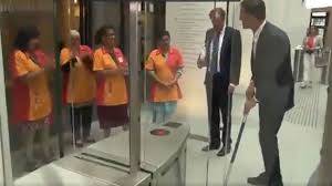 بالفيديو..رئيس الوزراء الهولندي يقوم بدورعمال النظافة في البرلمان
