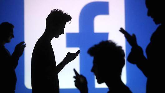 فيسبوك تطور ميزة للحد من إدمان شبكة التواصل الإجتماعي