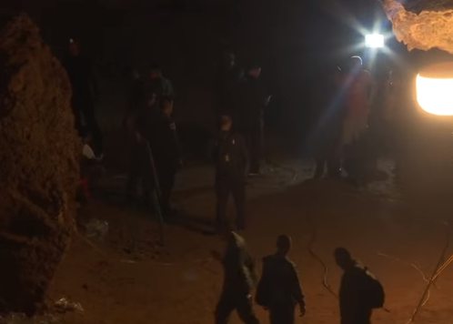 تايلاند: رجال الإنقاذ يبدأون عملية لإجلاء الفتيان العالقين داخل المغارة