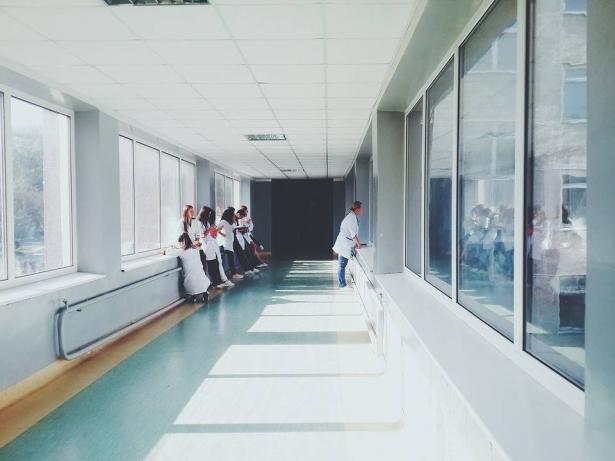 رئيس الهستدروت ينضم الى المفاوضات مع نقابة الممرضين لبحث آليات وسبل منع حالات العنف في الجهاز الطبي