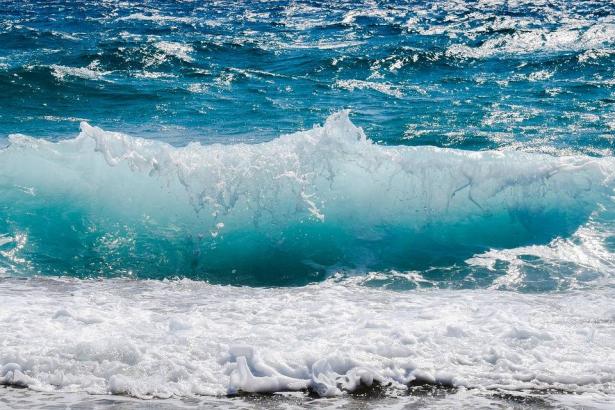 حيفا: غرق شابين في الشاطئ وحالتهما خطيرة