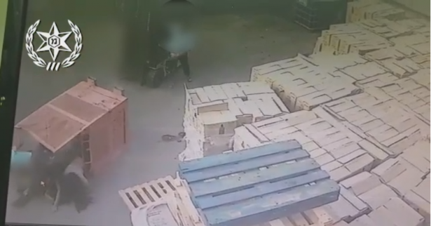 شاهد: لحظة سقوط فتيات في مصنع بكفر قاسم حين كن على رافعة صغيرة