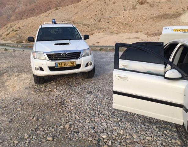 اعتقال شاب بشبهة طعن زوجته في عنقها بسكين على شاطئ في البحر الميت