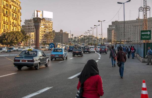 اعتقال رجل ألقى عبوة ناسفة في محيط السفارة الأمريكية بالقاهرة