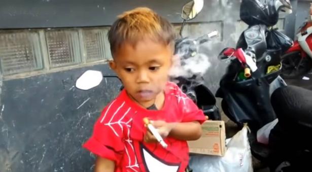 طفل أندونيسي يدخن 40 سيجارة في اليوم