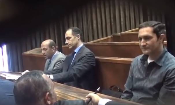 محكمة مصرية تخلي سبيل علاء وجمال مبارك