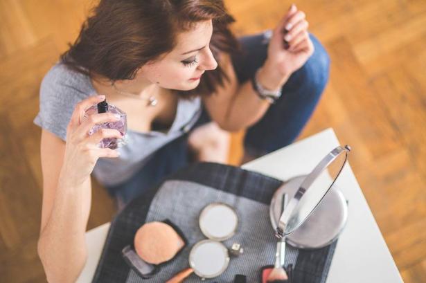 هل ترشين عطرك بالطريقة الصحيحة؟