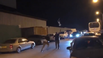 شاهد ماذا حدث لمتظاهر اعترض موكب نتنياهو