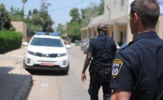 الرملة: اعتقال مشتبهة (30 عاماً) بشبهة سرقة 10 آلاف شيكل من مسنة
