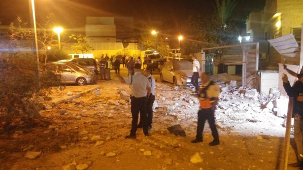 شاهد: آثار دمار صاروخ جراد دمر منزلا في بئر السبع فجر اليوم