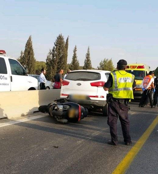 مصرع شاب في حادث طرق مروع بين دراجة نارية وسيارة على شارع 444